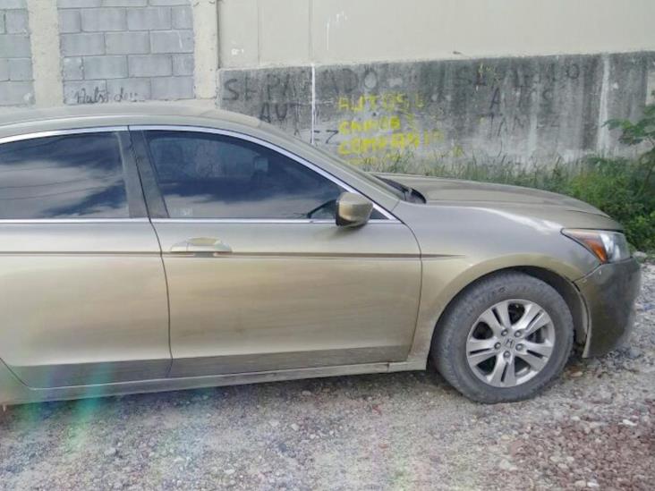 Hallan en estacionamiento público camioneta robada Hallan en estacionamiento público camioneta robada