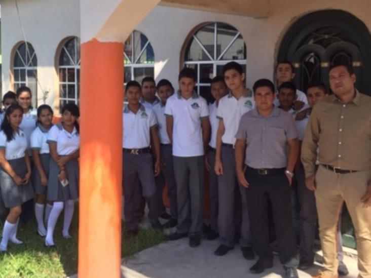 Acondicionan bodega como salón de clases Acondicionan bodega como salón de clases