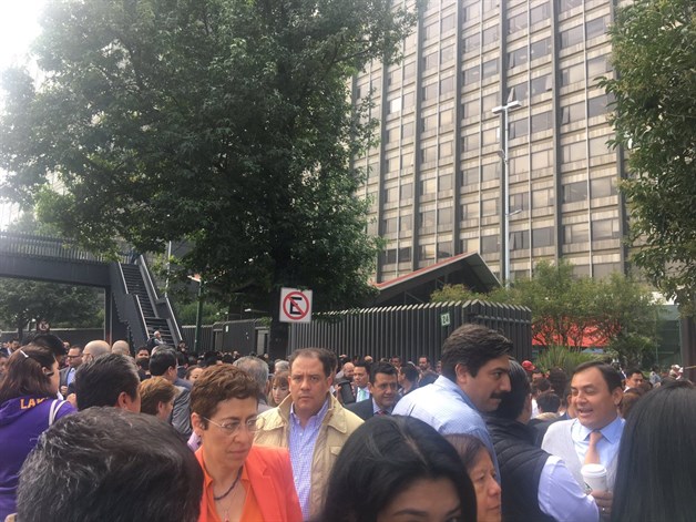 Desalojan Torre de Pemex en CDMX