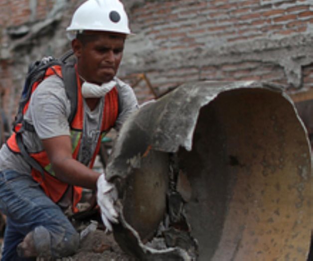 Él es Héctor Rodarte, un hombre que sin una pierna limpió escombros en Jojutla