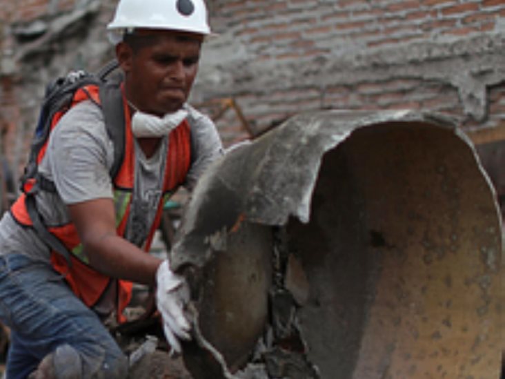 Él es Héctor Rodarte, un hombre que sin una pierna limpió escombros en Jojutla Él es Héctor Rodarte, un hombre que sin una pierna limpió escombros en Jojutla