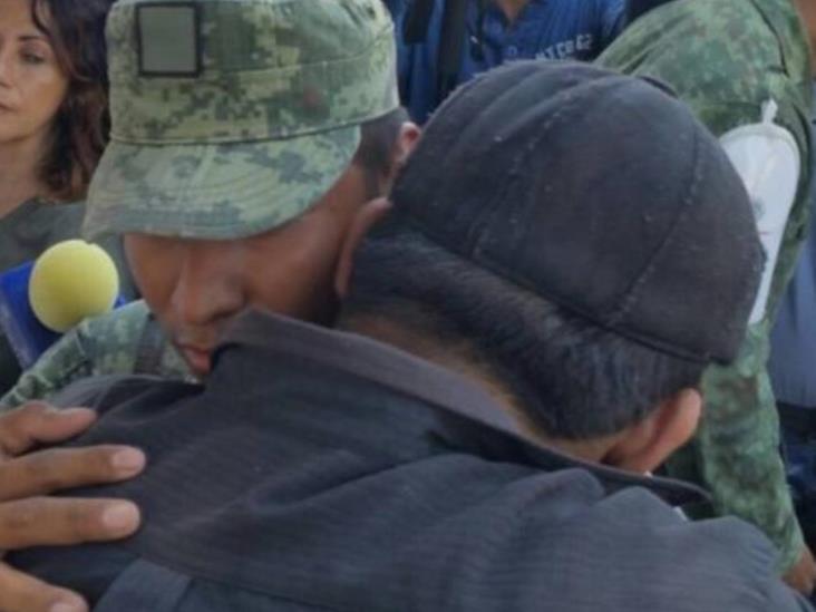 Agradece hombre a soldado que rescató cuerpos de su esposa e hija Agradece hombre a soldado que rescató cuerpos de su esposa e hija