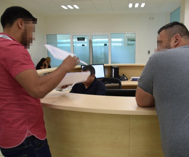 Le quitan vehículo al salir de farmacia