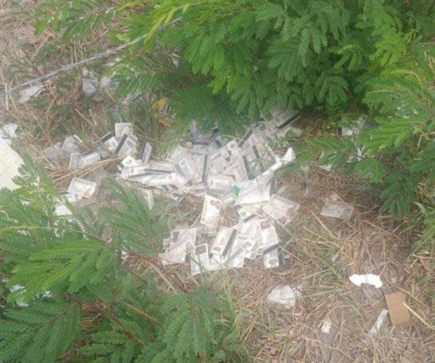 Aseguran estatales credenciales INE encontradas en solar baldío Aseguran estatales credenciales INE encontradas en solar baldío