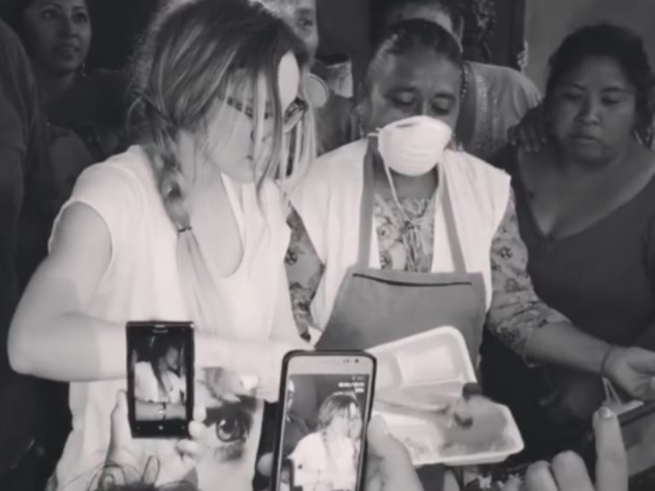 Reparte Belinda tacos a rescatistas Reparte Belinda tacos a rescatistas