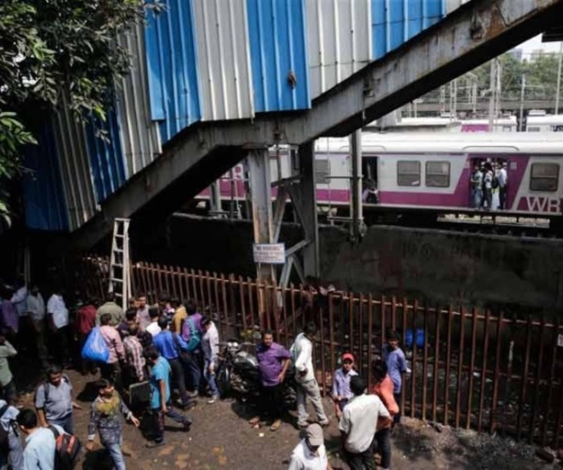 Deja estampida en puente peatonal en India 22 muertos y 35 heridos