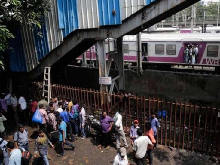 Deja estampida en puente peatonal en India 22 muertos y 35 heridos Deja estampida en puente peatonal en India 22 muertos y 35 heridos