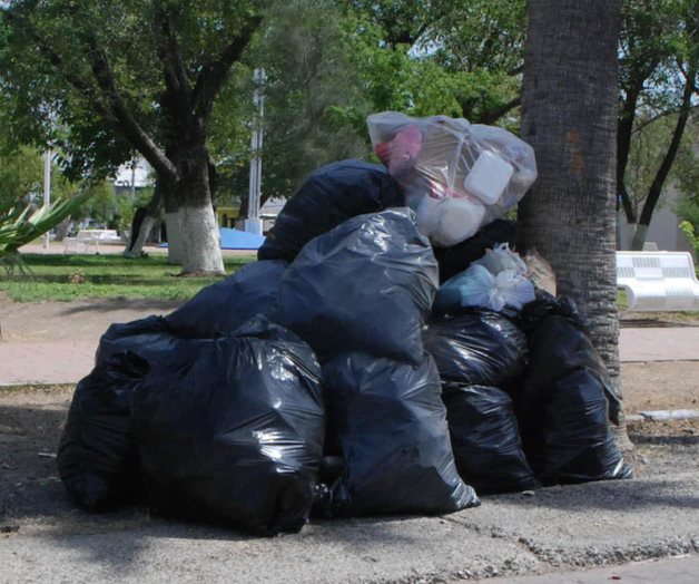 Utilizan plaza pública para arrojar basura. Llegan de varias colonias a dejar desechos