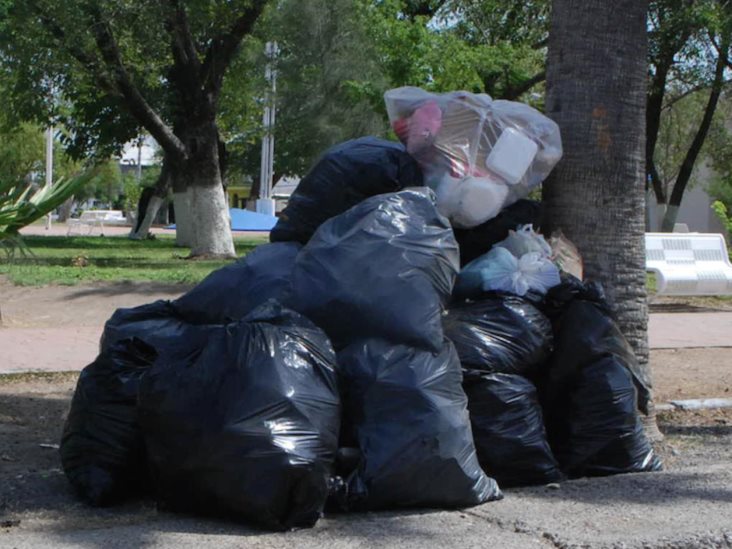 Utilizan plaza pública para arrojar basura. Llegan de varias colonias a dejar desechos Utilizan plaza pública para arrojar basura. Llegan de varias colonias a dejar desechos