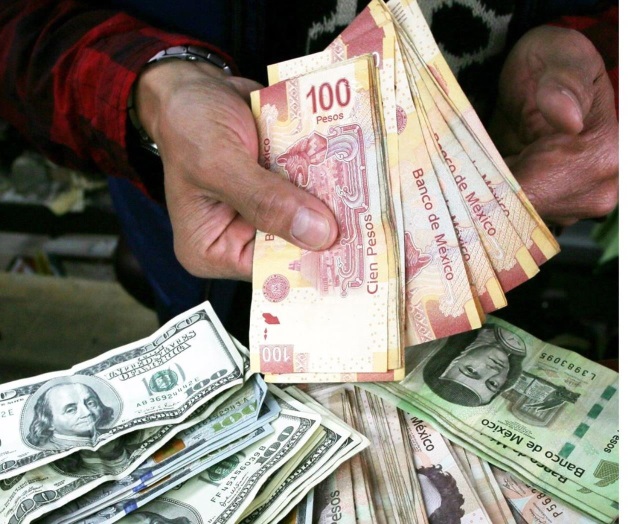 Toma respiro peso; baja dólar a $18.40