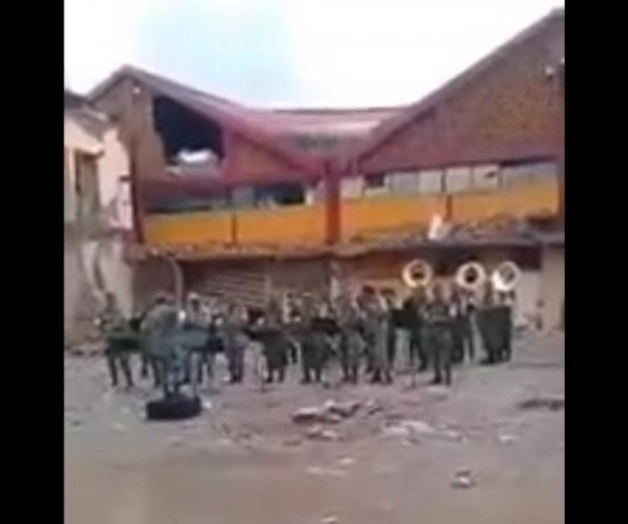 Despide ejército con música oaxaqueña a edificios dañados por sismo