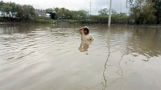 Causa tormenta en N. L. inundaciones. Desbordamientos de ríos y arroyos