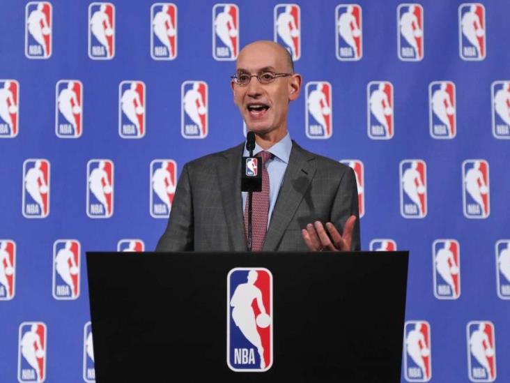 NBA recuerda a sus jugadores la regla sobre estar de pie durante himno NBA recuerda a sus jugadores la regla sobre estar de pie durante himno