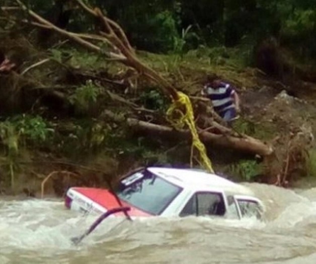 Taxista intentó cruzar arroyo y se lo lleva... la corriente