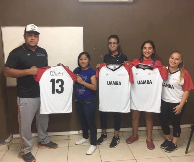 Entregan uniformes a las selecciones