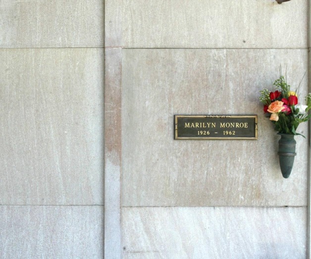 Hugh Hefner acecha a Marilyn Monroe hasta en la tumba