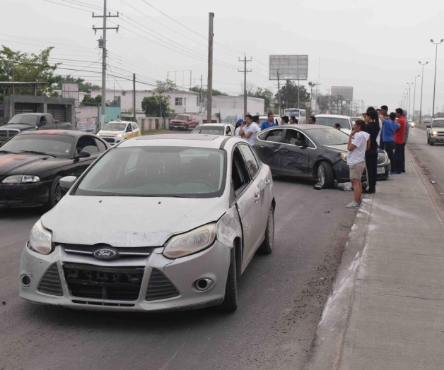 Daños materiales por carambola vehicular