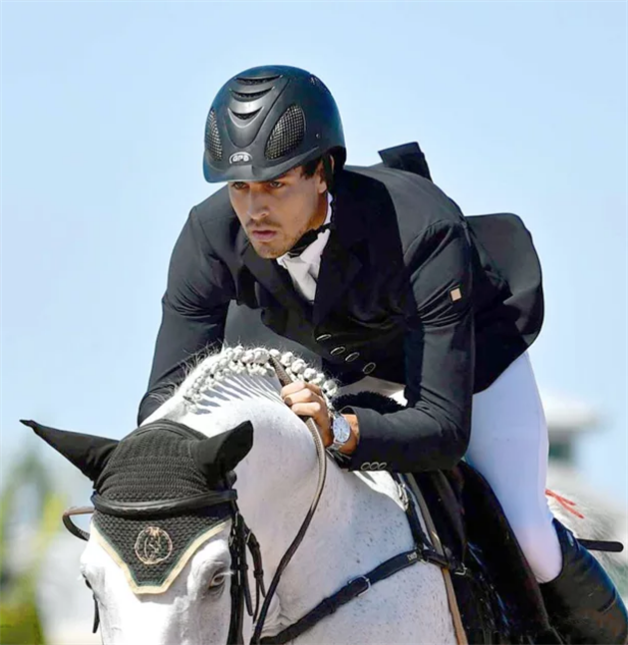 Mexicano anda con hija de Steve Jobs