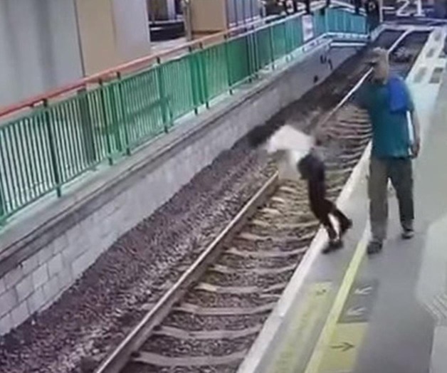 Empuja a limpiadora a las vías del tren y sigue su camino como si nada Empuja a limpiadora a las vías del tren y sigue su camino como si nada