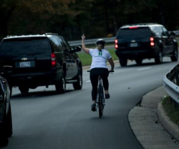 Pierde empleo ciclista que hizo gesto obsceno a Trump