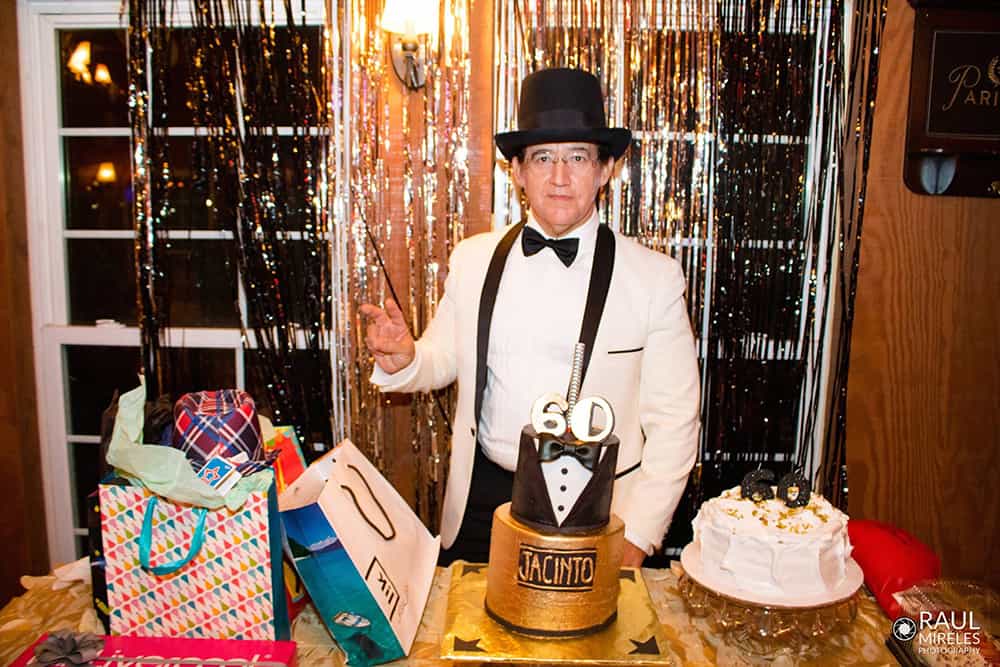 FESTEJADO. Jacinto Flores Peña feliz en su cumple 60.