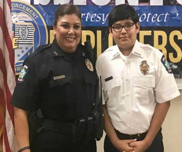 Reciben estudiantes la insignia de Police Explorers Reciben estudiantes la insignia de Police Explorers