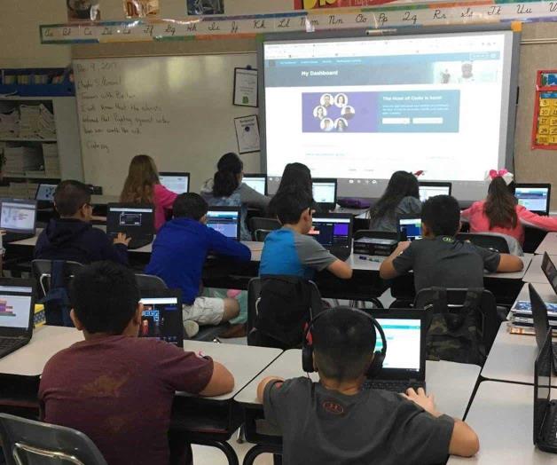 Disfrutan estudiantes de aprender informática