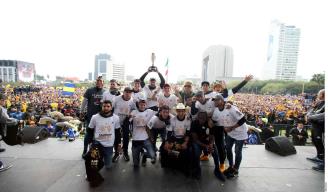 RECORRIDO. La escuadra auriazul hizo un desfile desde el Estadio Universitario hasta la Macroplaza, para compartir con su afición la alegría por el título obtenido ante los Rayados.