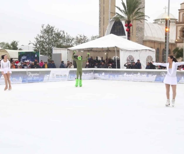 Disfrutan familias espectáculo sobre hielo. Acuden 700 personas a Plaza Principal 