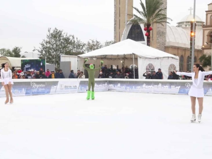 Disfrutan familias espectáculo sobre hielo. Acuden 700 personas a Plaza Principal Disfrutan familias espectáculo sobre hielo. Acuden 700 personas a Plaza Principal