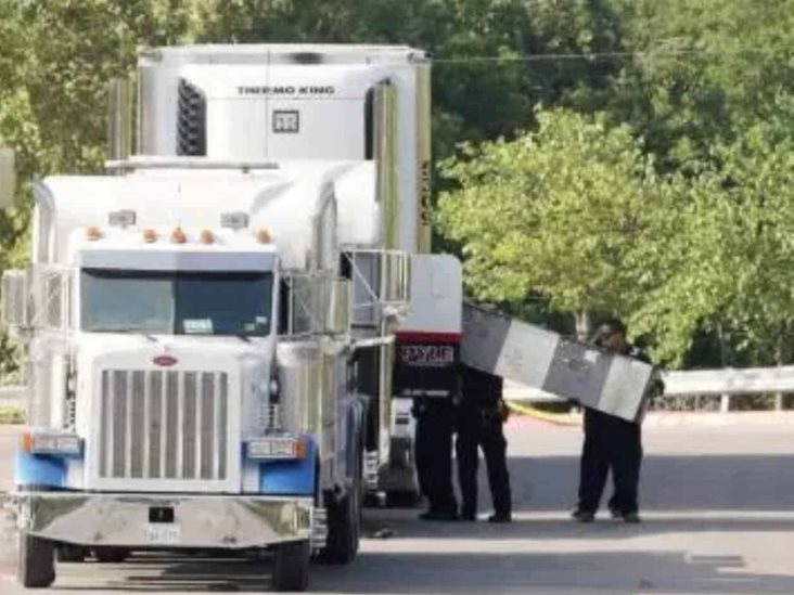 Texas: Encuentran a 44 migrantes en dos camiones refrigerados Texas: Encuentran a 44 migrantes en dos camiones refrigerados
