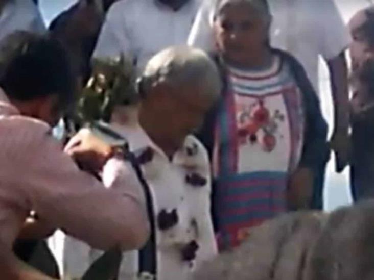Hacen una limpia a López Obrador en Oaxaca Hacen una limpia a López Obrador en Oaxaca