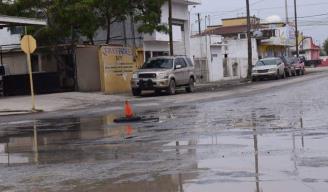 ADVIERTEN. Señalizan con llanta y cono megafuga de agua.