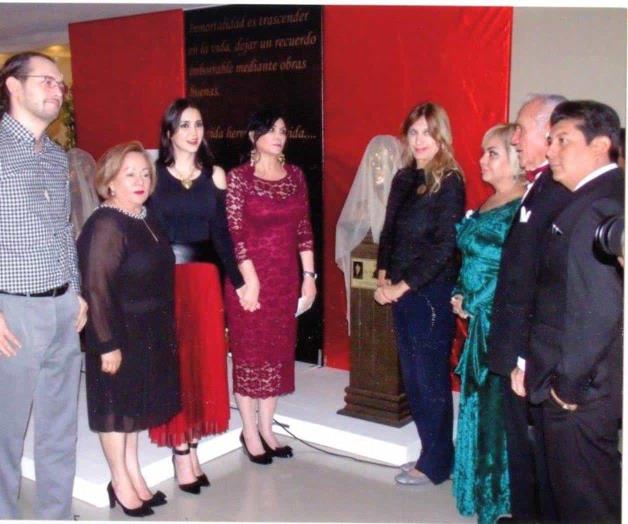 Develan busto en su honor