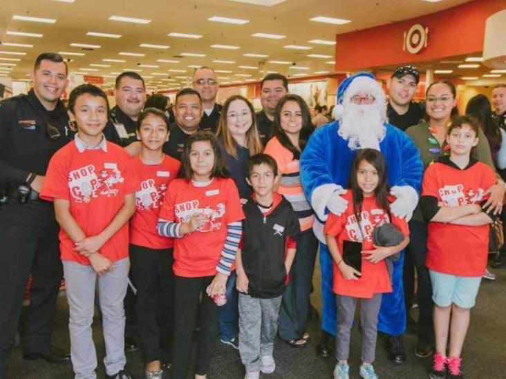 Van de compras de navidad con policías. Alumnos del Distrito Escolar Independiente Van de compras de navidad con policías. Alumnos del Distrito Escolar Independiente