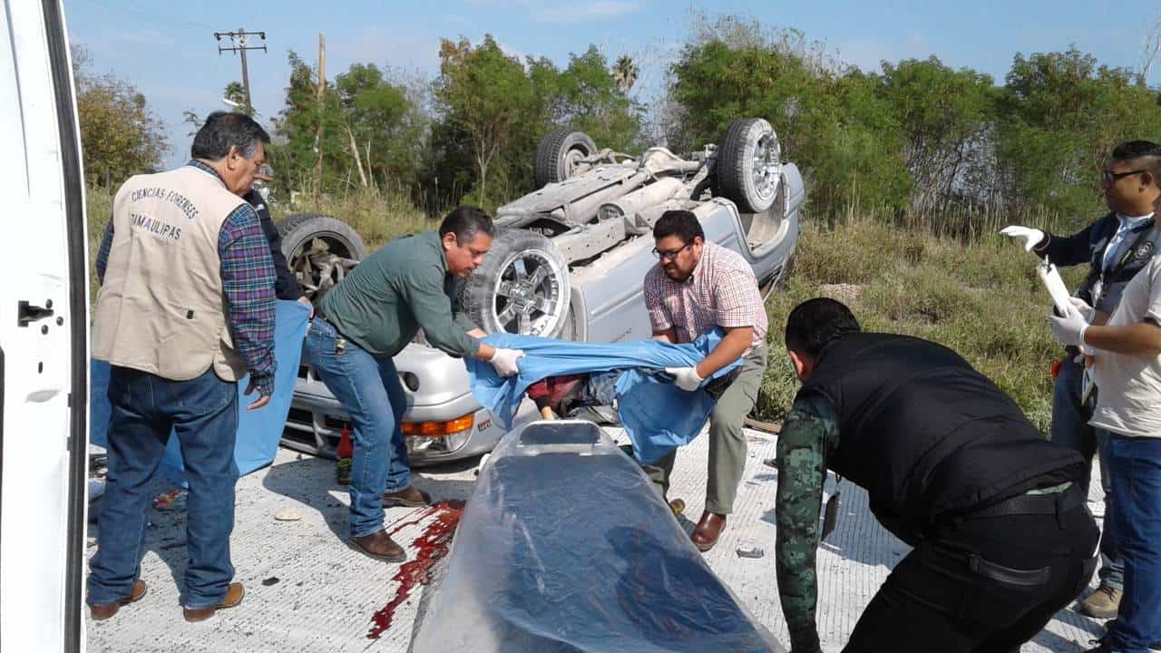 EL CUERPO. Autoridades ministeriales y personal del Servicio Forense procedieron con el levantamiento y traslado del cuerpo.