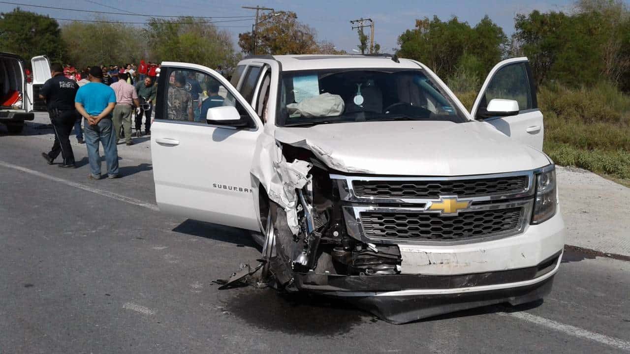 FLAMANTE. Esta camioneta Chevrolet, tipo Suburban, de reciente modelo, se impactó contra la camioneta marca Dodge, tipo Durango.