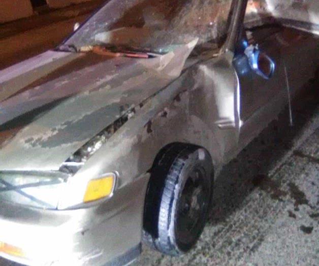 Derriba poste de la CFE y huye