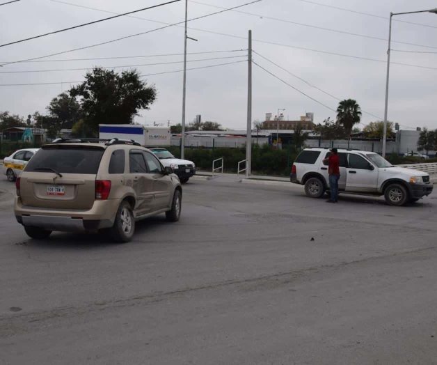 Deja daños materiales percance vial