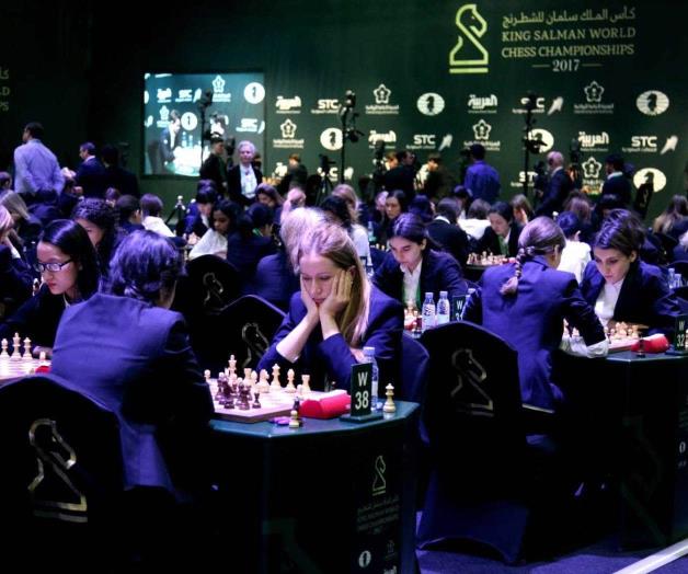 Arabia Saudí permite jugar sin velo a competidoras de ajedrez Arabia Saudí permite jugar sin velo a competidoras de ajedrez