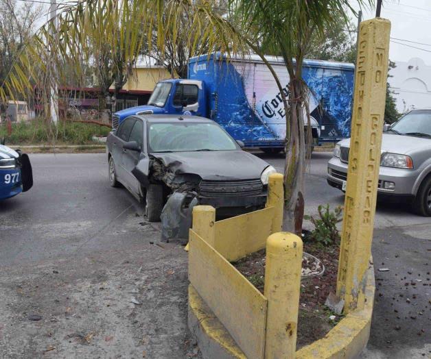 Pierde el control en curva y colisiona Pierde el control en curva y colisiona