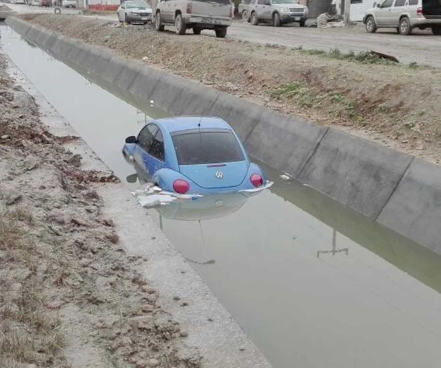 Abandona vehículo al terminar en canal