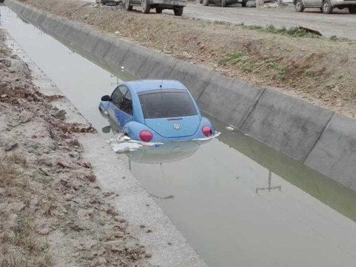 Abandona vehículo al terminar en canal Abandona vehículo al terminar en canal