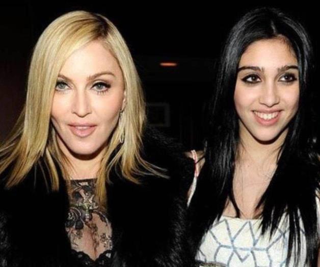 Posa hija de Madonna con axilas sin depilar