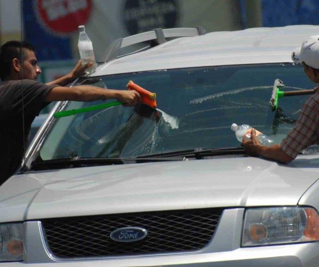 Balea automovilista a limpiaparabrisas en CDMX Balea automovilista a limpiaparabrisas en CDMX