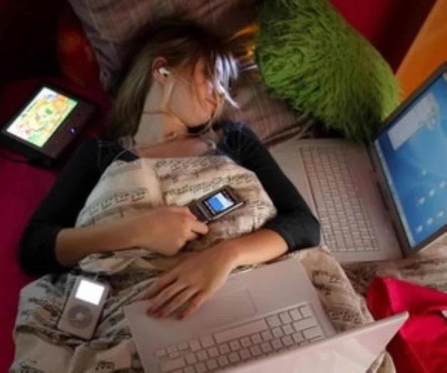 El uso excesivo del celular puede ocasionar trastornos del sueño en jóvenes