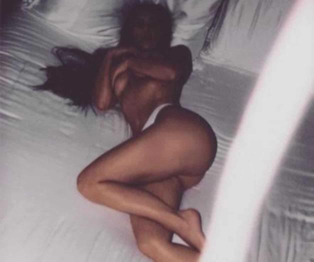 Enciende redes al posar desnuda