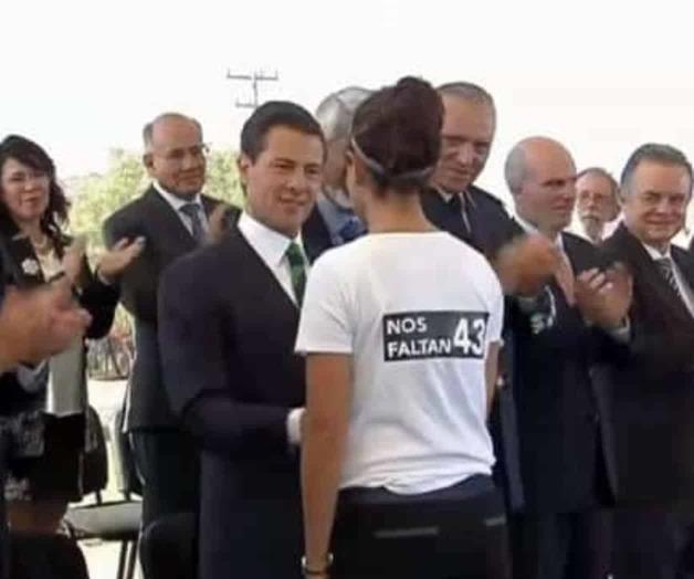 Recibe premio de Peña Nieto con playera de Nos faltan 43
