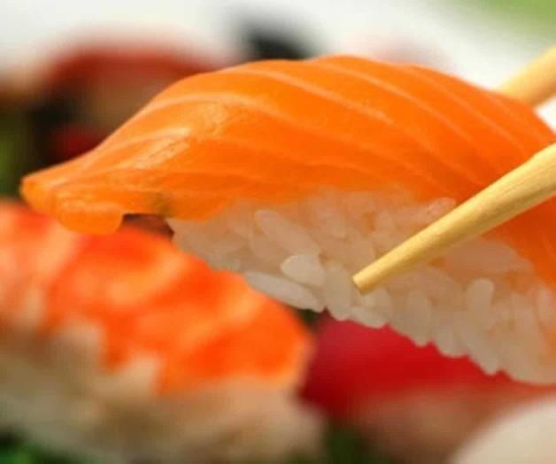 Comía sushi crudo; expulsa gusano de metro y medio de su cuerpo