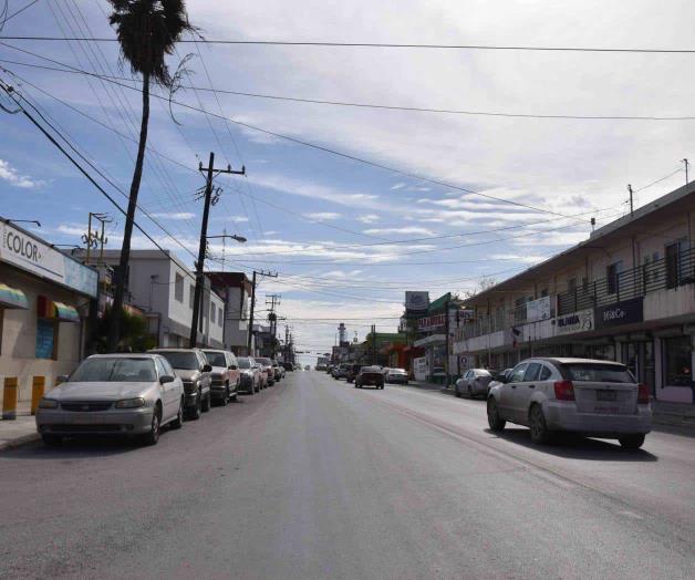 Entre dos despojan de monedero a una mujer